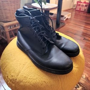 Dr. Martens Newton Mono Boots